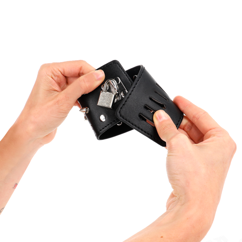 KINK MUNEQUERAS ESTILO PUNK CON PINCHOS 25 X 6 CM