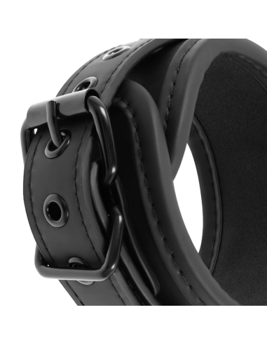 FETISH SUBMISSIVE POSICION PIERNAS ABIERTAS CON ESPOSAS CON FORRO DE NEOPRENO